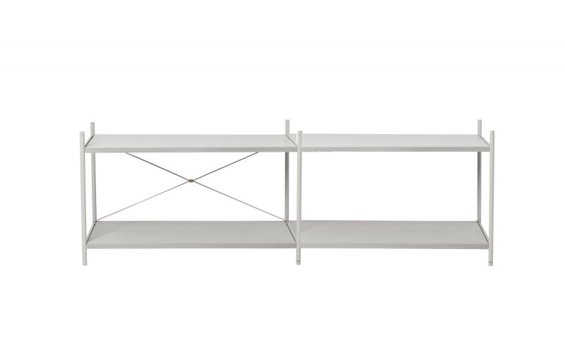 Helles, minimalistisches Ferm Living Regal "Punctual" 2x2 aus Metall, ideal für Wohnzimmer und Büro.